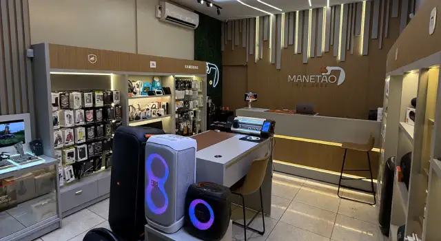 Equipe da Manetão Celulares na loja com exposição de iPhones novos