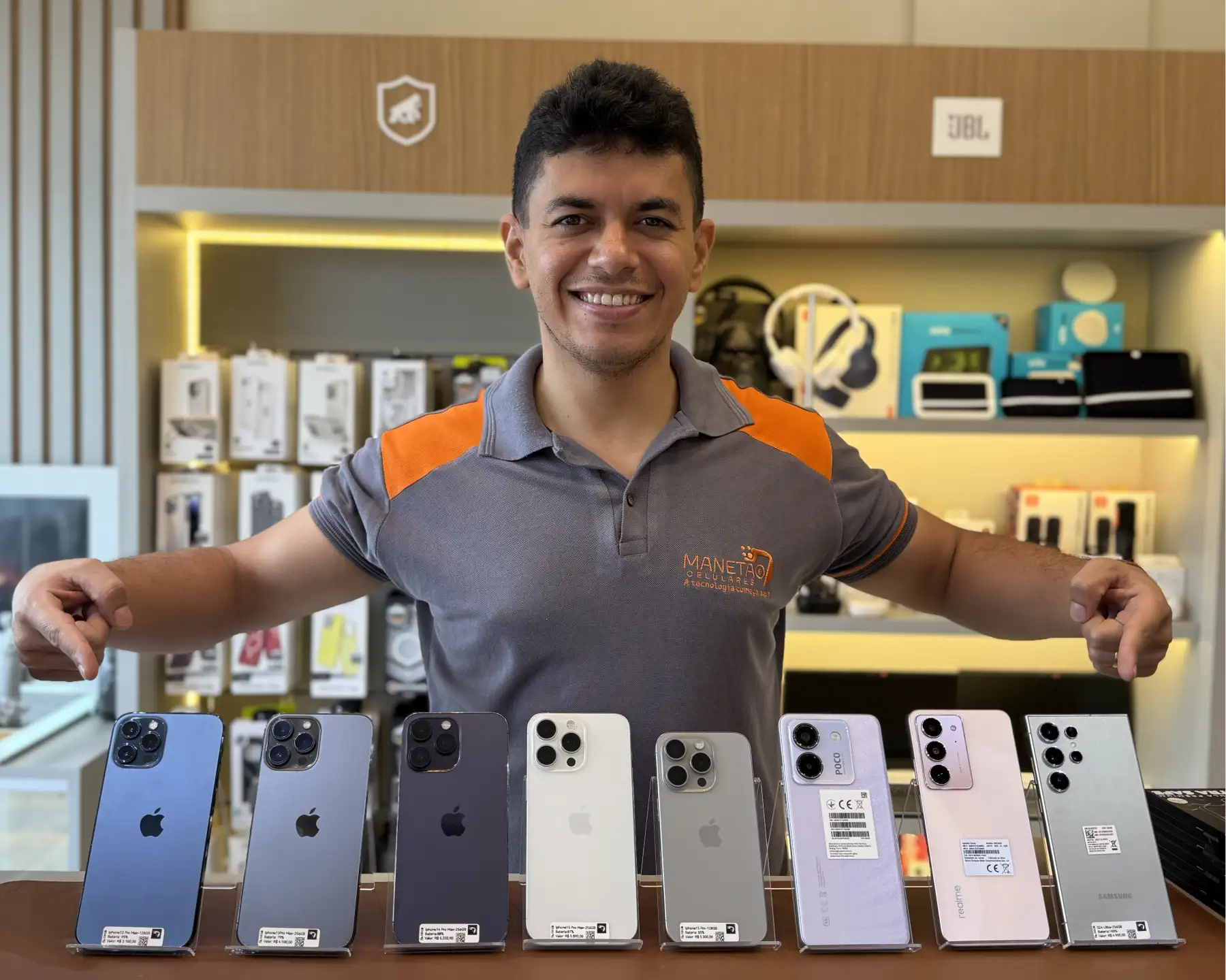 Equipe da Manetão Celulares na loja com exposição de iPhones novos